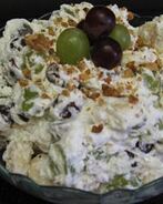 Десерт с бананами и виноградом