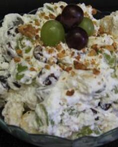 Десерт с бананами и виноградом