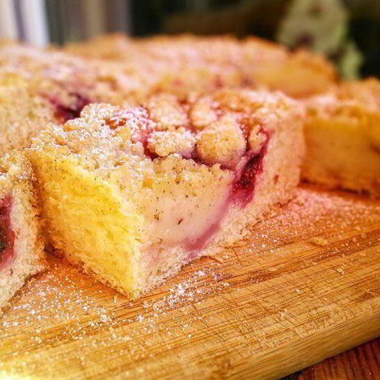 Рецепт клубничные бухтельн с ванильным пудингом и штрейзелем