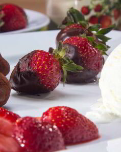 Клубника и шоколад с мороженым