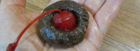 конфеты из сухофруктов с коктейльной вишней. Шаг 8