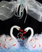 Лебеди из конфет