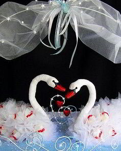 Лебеди из конфет