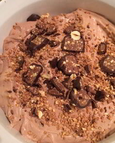 Шоколадное джелато с фундуком и конфетами Бачио