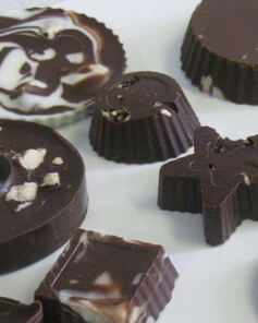 Шоколадные конфеты с брусникой и фундуком
