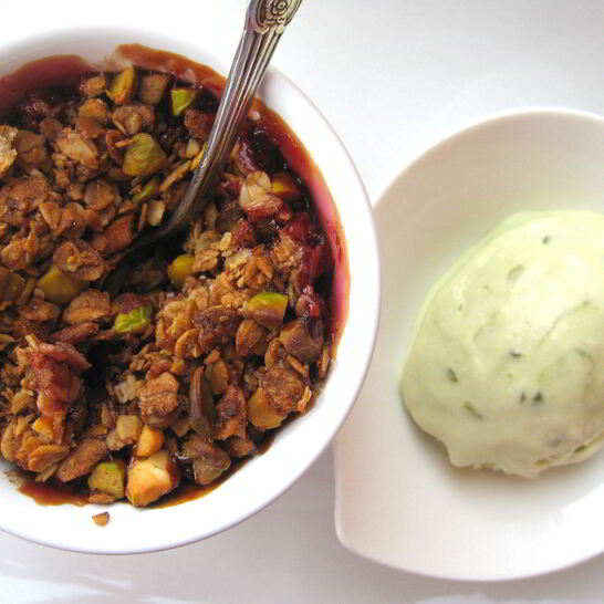 Рецепт крамбл с клубникой, сливой и фисташками