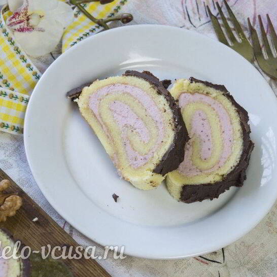 Рецепт бисквитный рулет с клубничным кремом