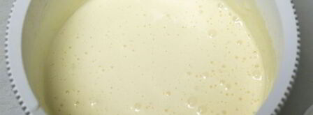 бисквитный рулет с клубничным кремом. Шаг 3