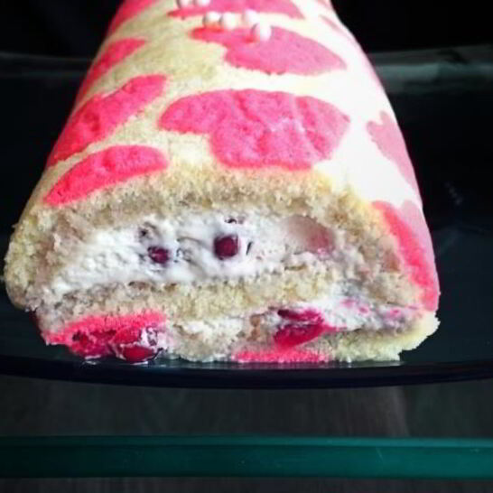 Рецепт бисквитный рулет с клюквой в коньяке и сливочным кремом любовь