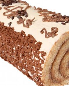 Бисквитный рулет, украшенный масляным кремом