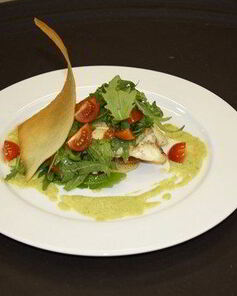 Камбала с картофелем, рукколой, помидорами черри и кремом из спаржи и пастернака
