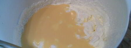 карамельная павлова со сливочным кремом и яичным ликером. Шаг 7