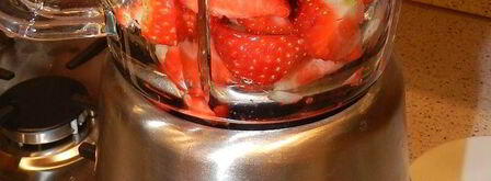 клубничная пена с ликером и бальзамическим кремом. Шаг 2