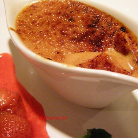 Рецепт крем-брюле с малиново-клубничным соусом