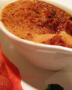 Крем-брюле с малиново-клубничным соусом