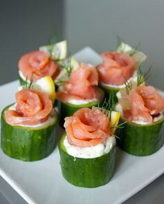 Лосось со сливочным кремом в стаканчиках из огурца