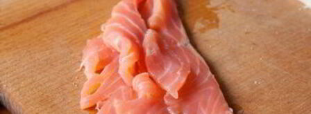 лосось со сливочным кремом в стаканчиках из огурца. Шаг 3