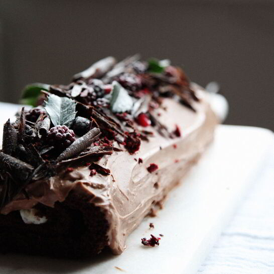 Рецепт шоколадный рулет с лесными ягодами и сырным кремом