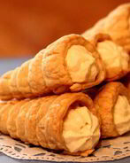 Слоеные трубочки с творожным кремом