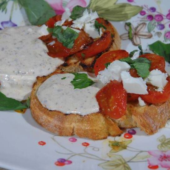 Рецепт тосты с фетой, помидорами и йогуртовым кремом