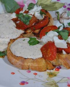 Тосты с фетой, помидорами и йогуртовым кремом