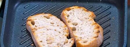 тосты с фетой, помидорами и йогуртовым кремом. Шаг 3