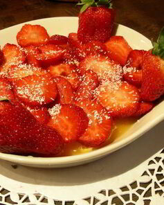 Легкий десерт из клубники, апельсинов и апельсинового ликера