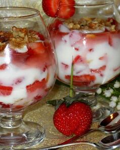 Летний клубничный десерт с йогуртом