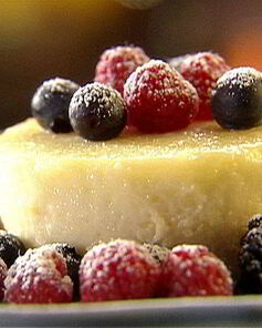 Лимонный манный пудинг с лесными ягодами