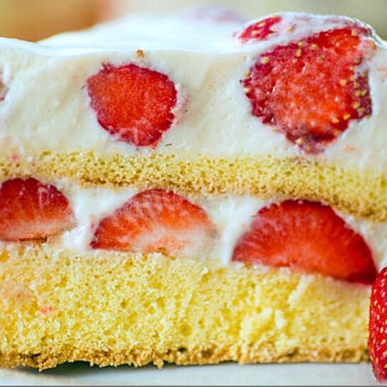 Рецепт легкий клубничный бисквитный торт-мороженое