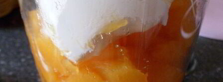 мангово-черничное мороженое с конфетами рафаэлло с шоколадными шариками. Шаг 12