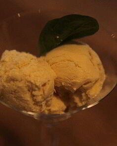 Мороженое с базиликом и лимоном