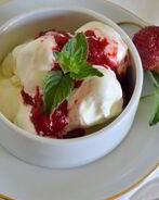 Мороженое с клубникой и малиной