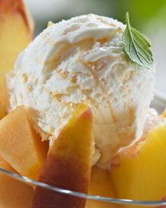 Персиковое сливочное мороженое