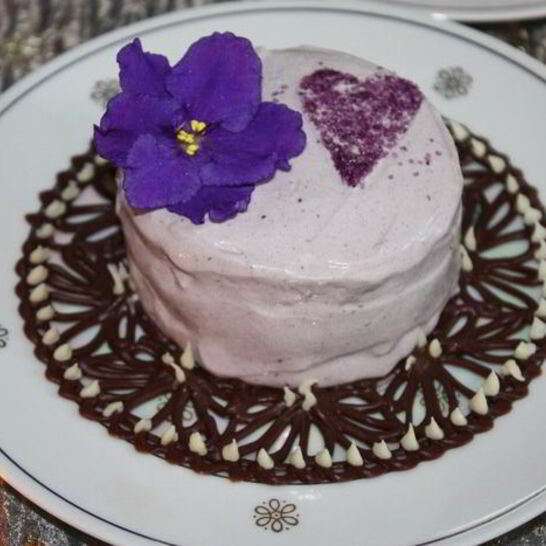 Рецепт ванильное мороженое с чернично-фиалковым ароматом на шоколадном блюдце