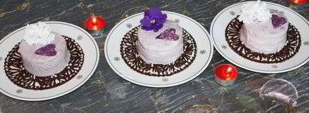 ванильное мороженое с чернично-фиалковым ароматом на шоколадном блюдце. Шаг 11