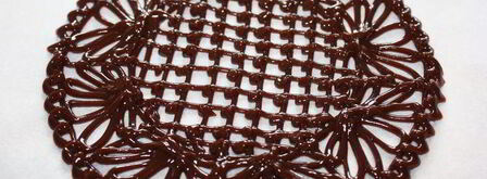 ванильное мороженое с чернично-фиалковым ароматом на шоколадном блюдце. Шаг 3