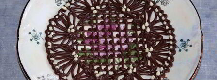 ванильное мороженое с чернично-фиалковым ароматом на шоколадном блюдце. Шаг 4