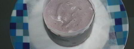 ванильное мороженое с чернично-фиалковым ароматом на шоколадном блюдце. Шаг 9