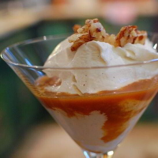 Рецепт ванильное мороженое с карамельным соусом и миндальной нугой