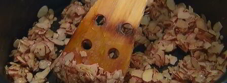 ванильное мороженое с карамельным соусом и миндальной нугой. Шаг 4