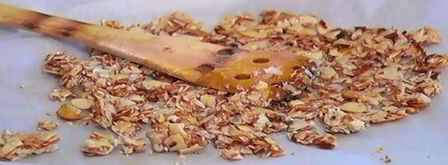 ванильное мороженое с карамельным соусом и миндальной нугой. Шаг 5