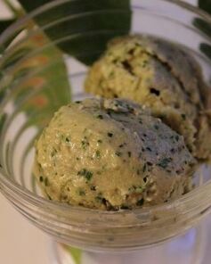 Зеленое мороженое с авокадо и рукколой