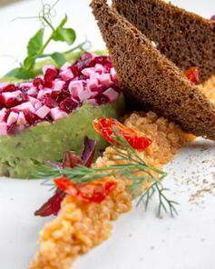 Мусс из авокадо с киноа и свеклой