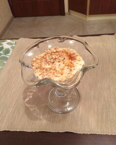 Мусс из йогурта и меда с жареными грушами и миндалем