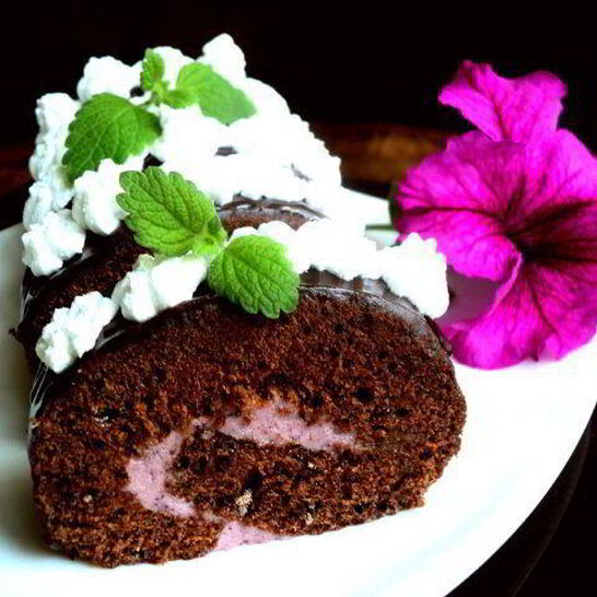 Рецепт шоколадный рулет с черничным муссом