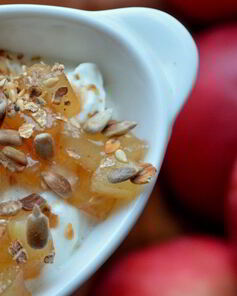 Творожный мусс с яблочным соусом