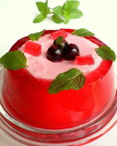 Ягодный мусс с желейной лентой