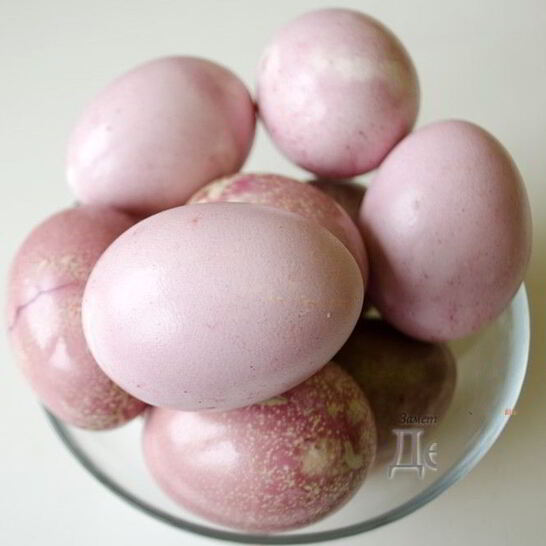 Рецепт красим пасхальные яйца в розовый цвет соком свеклы