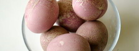 красим пасхальные яйца в розовый цвет соком свеклы. Шаг 5